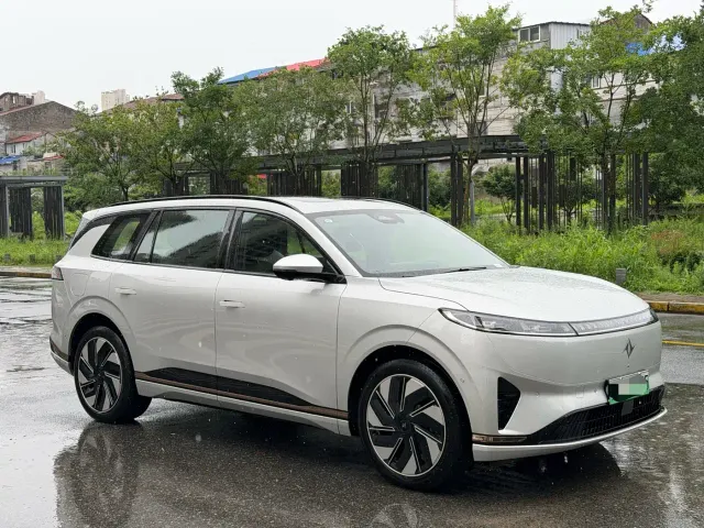 Dongfeng eπ 008 — Фото автомобиля 3