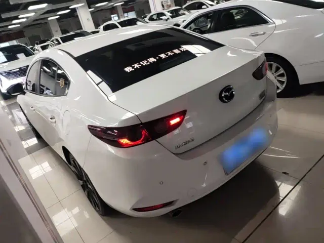 Mazda Axela — Фото автомобиля 4