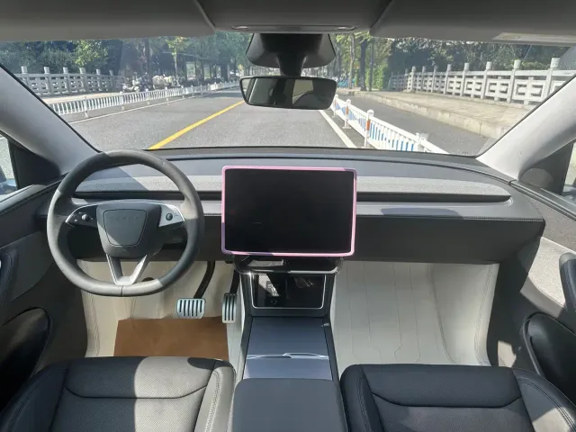 Tesla Model Y — Фото автомобиля 6