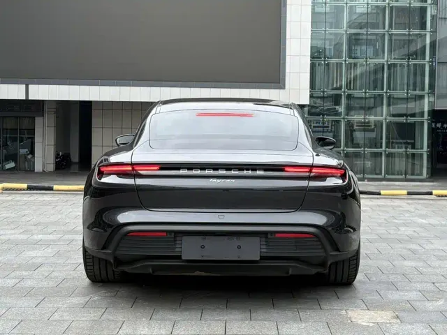 Porsche Taycan — Фото автомобиля 5