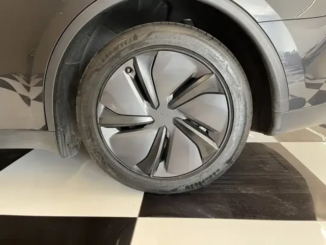 Tesla Model Y — Фото автомобиля 11