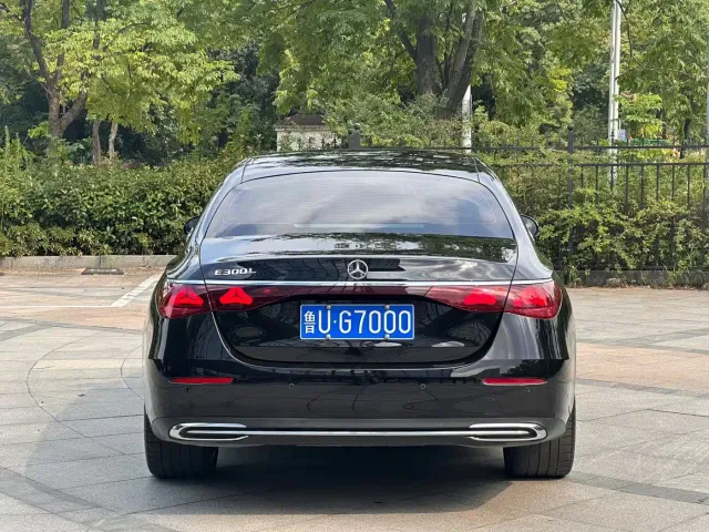 Mercedes-Benz E-Class — Фото автомобиля 3