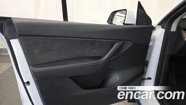 Tesla Model Y — Фото автомобиля 24