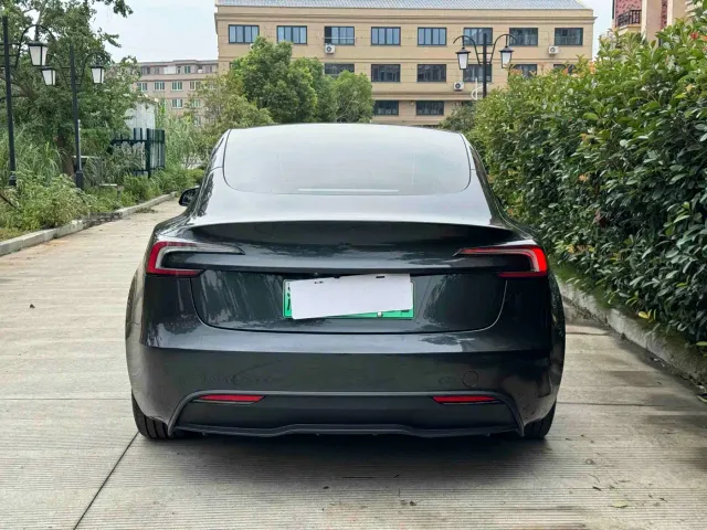 Tesla Model 3 — Фото автомобиля 10