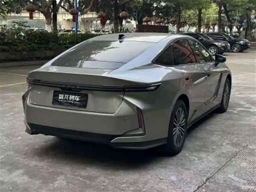 Lexus Lexus ES 2025 Model 300h Base Version — Фото автомобиля 4
