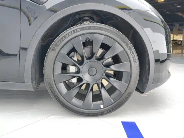 Tesla Model Y — Фото автомобиля 6