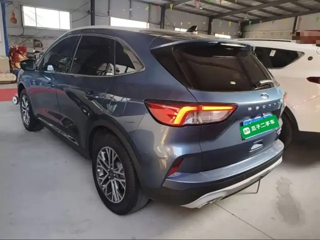 Ford Escape — Фото автомобиля 4