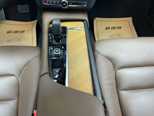 Volvo S90 — Фото автомобиля 23