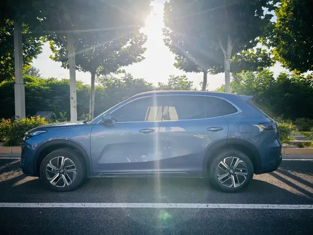 Geely Galaxy Starship 7 EM-i — Фото автомобиля 3