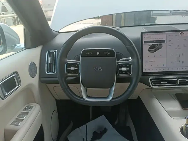 Li Auto L8 — Фото автомобиля 10