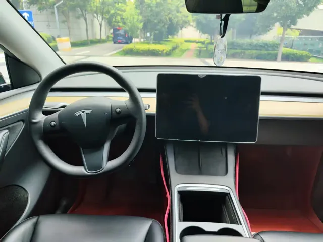Tesla Model Y — Фото автомобиля 8