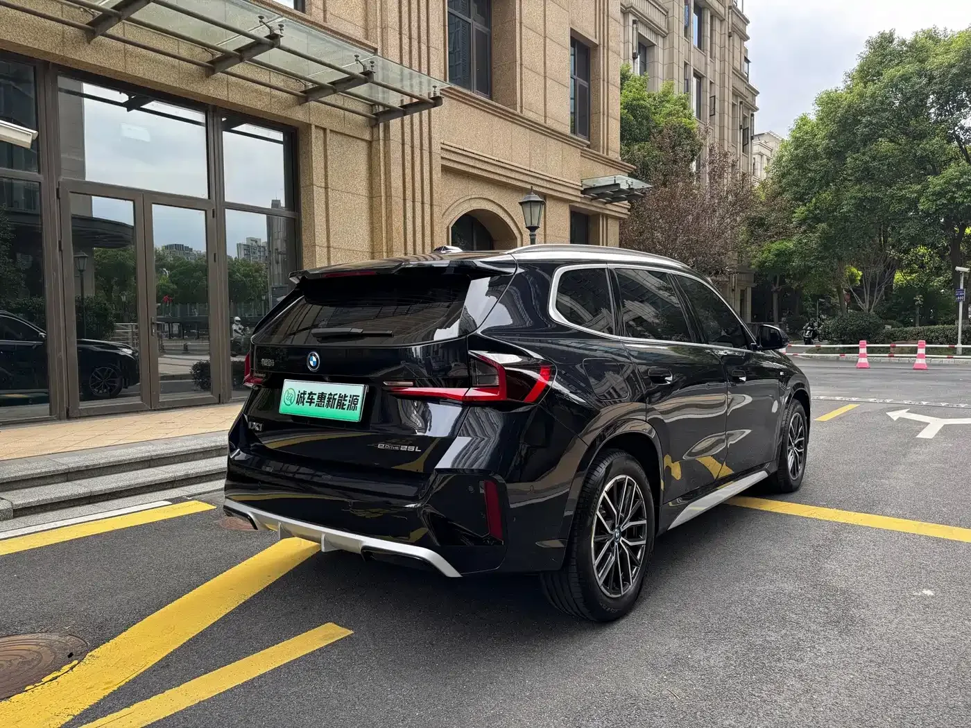 BMW BMW iX1 2023 eDrive25L M Sport Package — Фото автомобиля 13