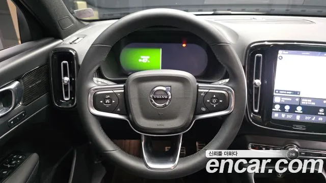 Вольво XC40 — Фото автомобиля 13