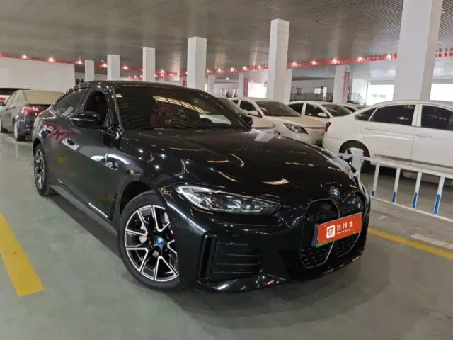 BMW i4 — Фото автомобиля 2