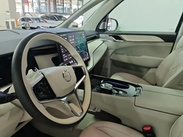 Volvo EM90 — Фото автомобиля 7