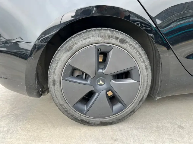 Tesla Model 3 — Фото автомобиля 23