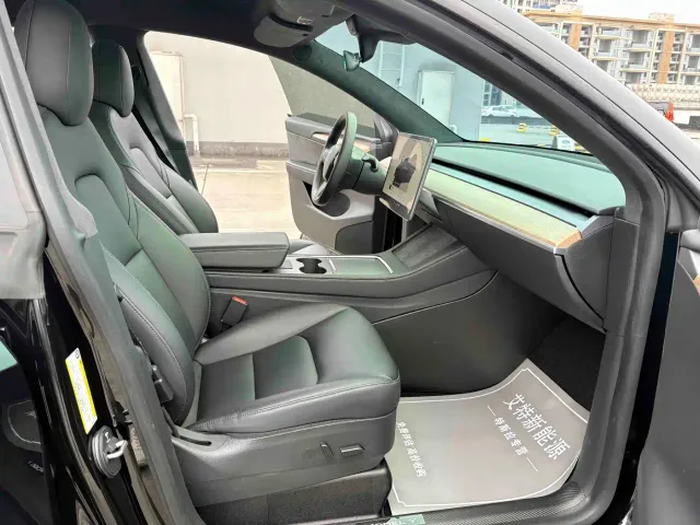 Tesla Model Y — Фото автомобиля 14