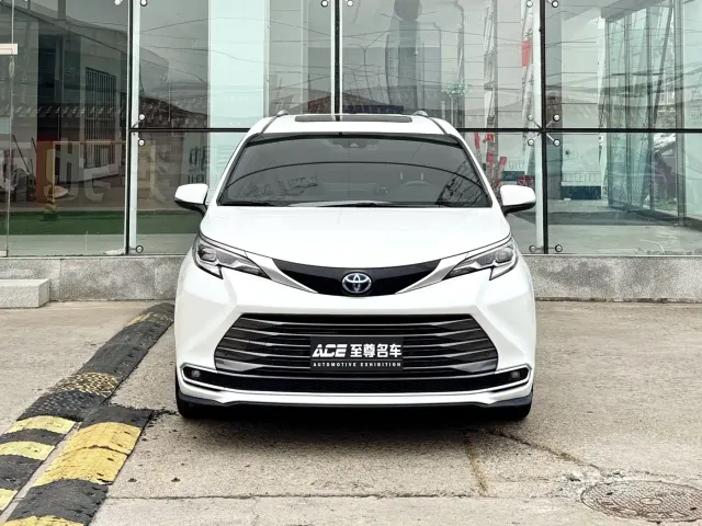 Toyota Sienna — Фото автомобиля 2
