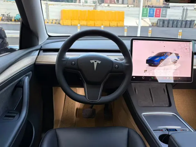 Tesla Model Y — Фото автомобиля 16
