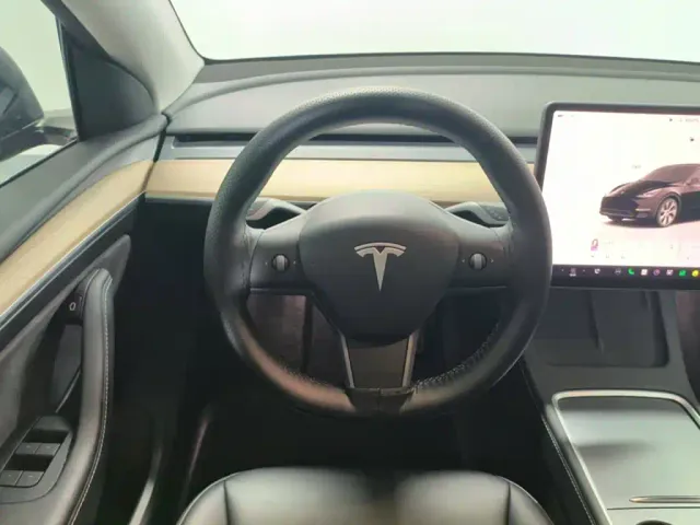 Tesla Model Y — Фото автомобиля 6