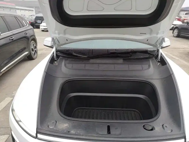 Tesla Model Y — Фото автомобиля 19