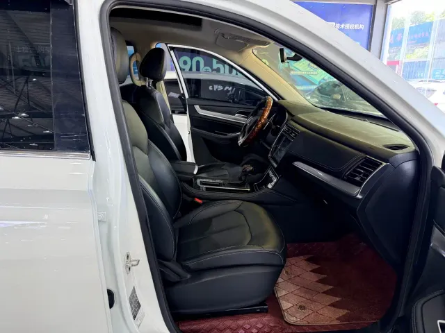 Roewe RX8 — Фото автомобиля 5