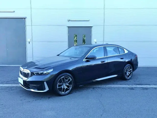 Фотография автомобиля — BMW i5