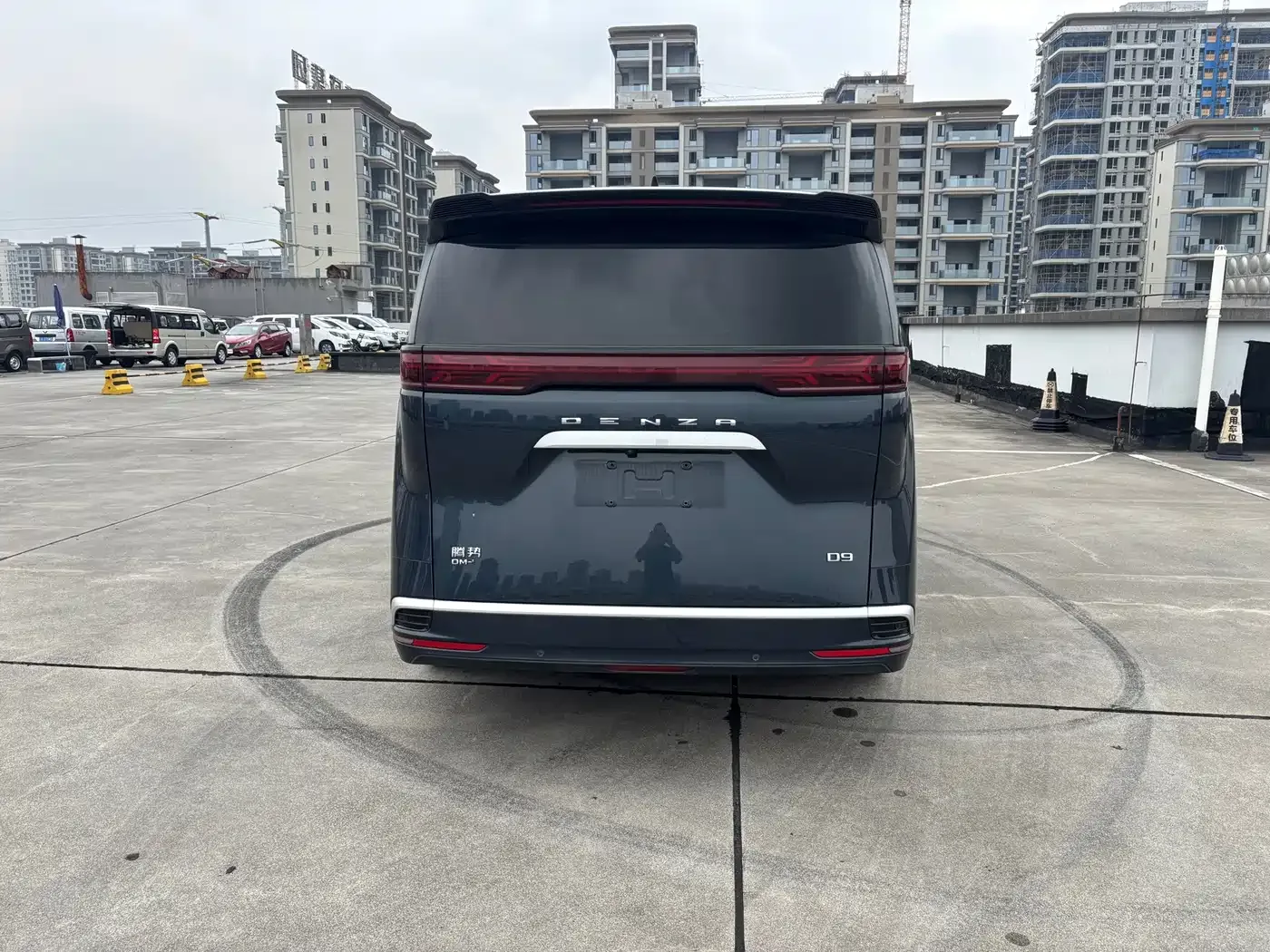 Denza Denza D9 2022 DM-i 1040 Premium — Фото автомобиля 5