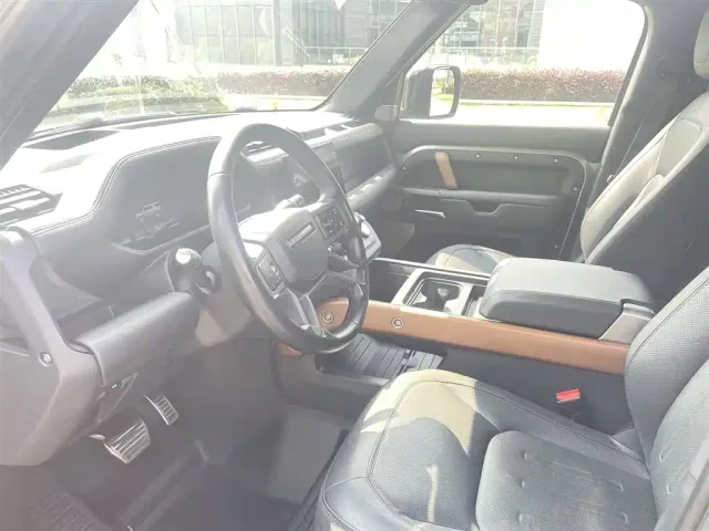 Land Rover Defender — Фото автомобиля 12