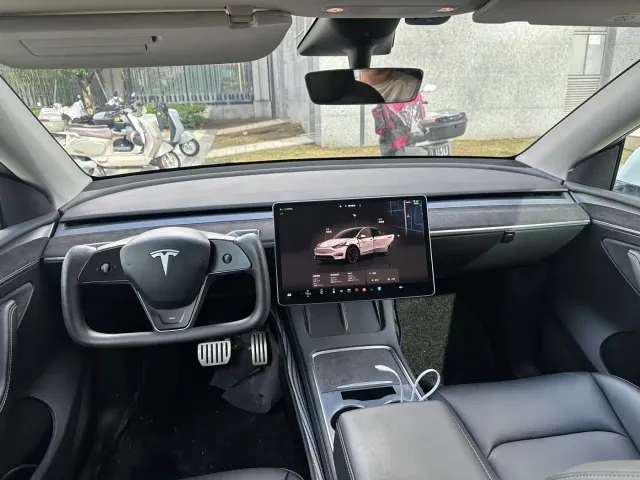 Tesla Model Y — Фото автомобиля 6