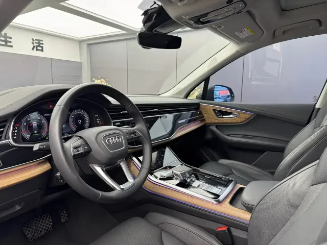 Audi Q7 — Фото автомобиля 4