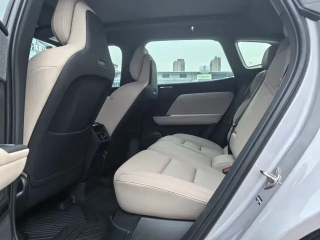 Volvo XC70 Plug-in Hybrid — Фото автомобиля 6