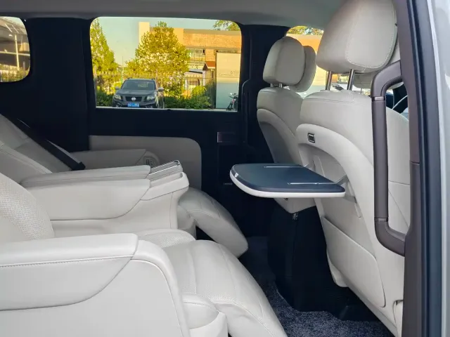 Li Auto MEGA — Фото автомобиля 17