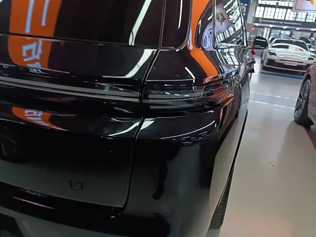 Li Auto L8 — Фото автомобиля 7