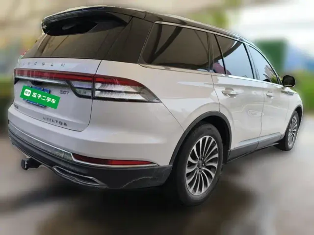 Lincoln Aviator — Фото автомобиля 4
