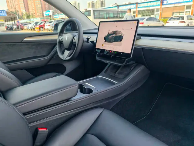 Tesla Model Y — Фото автомобиля 10