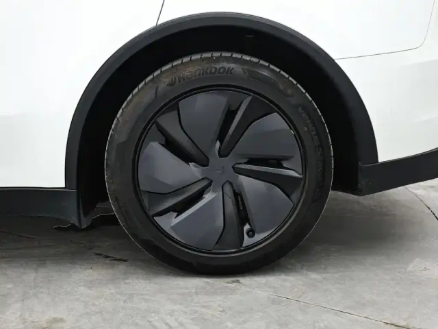 Tesla Model Y — Фото автомобиля 8