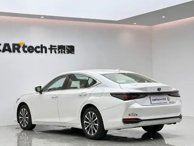 Lexus ES — Фото автомобиля 3