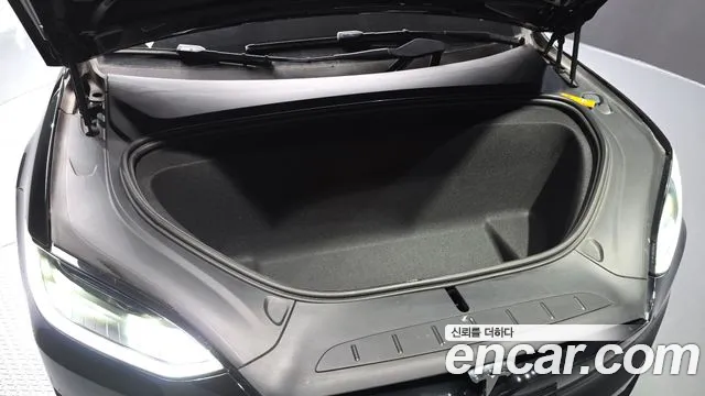 Tesla Model X — Фото автомобиля 9