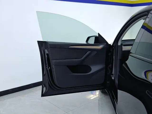 Tesla Model Y — Фото автомобиля 7
