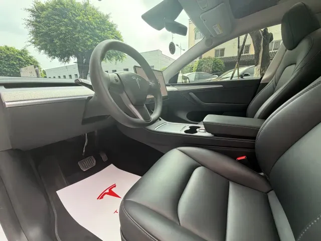 Tesla Model Y — Фото автомобиля 8