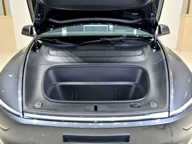 Tesla Model Y — Фото автомобиля 16