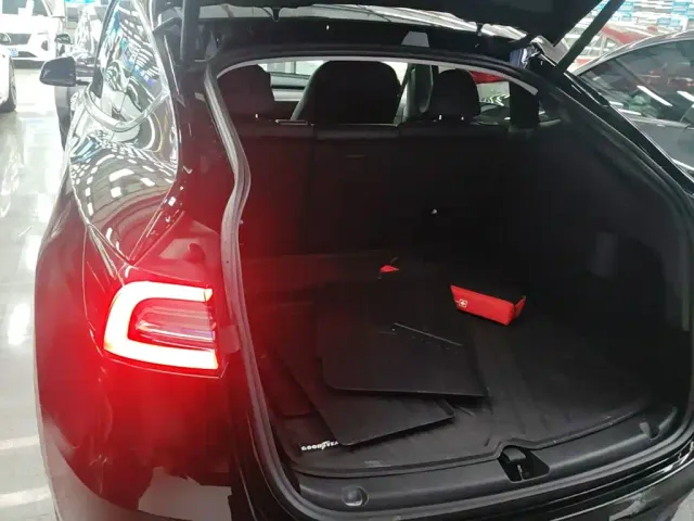 Tesla Model Y — Фото автомобиля 18