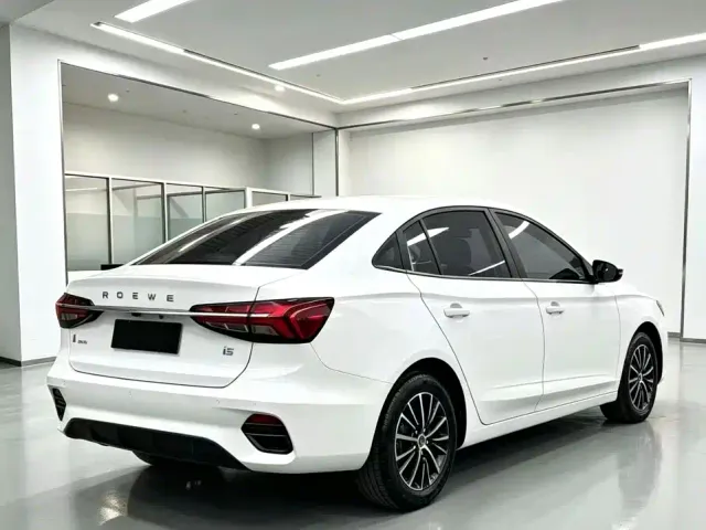Roewe i5 — Фото автомобиля 9