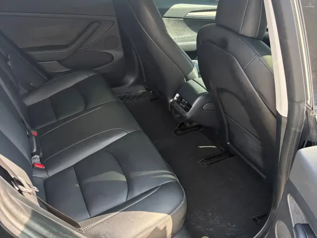 Tesla Model 3 — Фото автомобиля 5