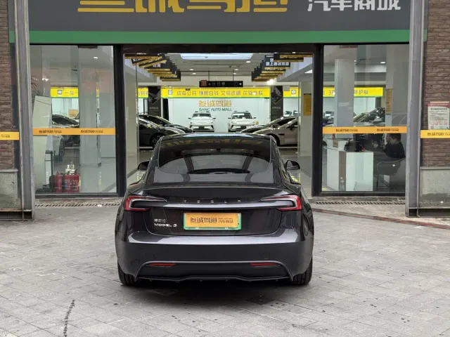 Tesla Model 3 — Фото автомобиля 5