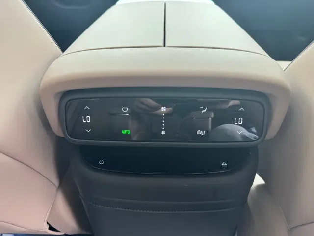 Xpeng X9 — Фото автомобиля 19