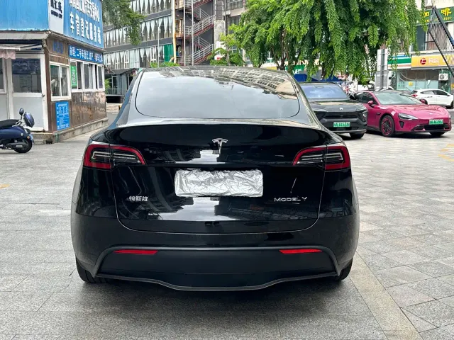 Tesla Model Y — Фото автомобиля 8