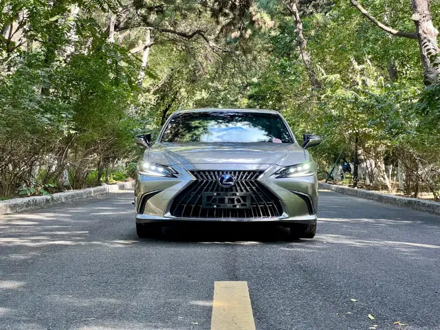 Lexus ES — Фото автомобиля 4