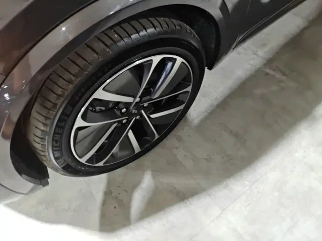 Li Auto L8 — Фото автомобиля 22